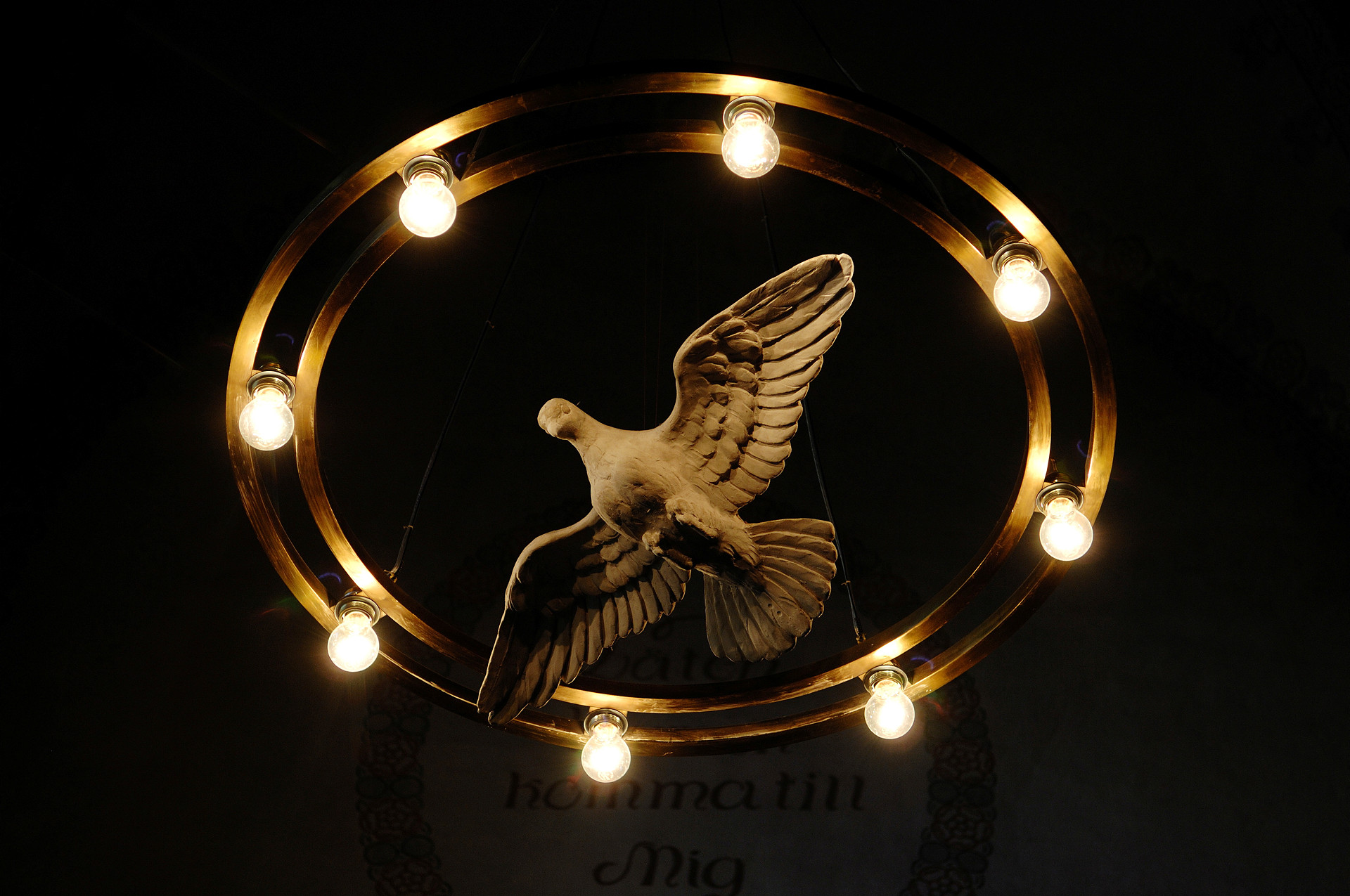Stor takarmatur med 8 lampor i ring med en fredsduva i mitten