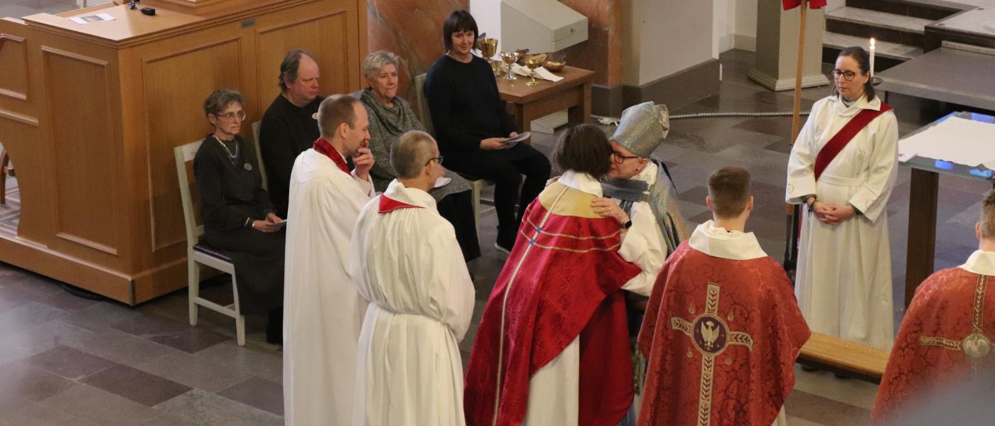 Vid ceremonin kramas Malin Kling om av biskop Eva Nordung Byström.