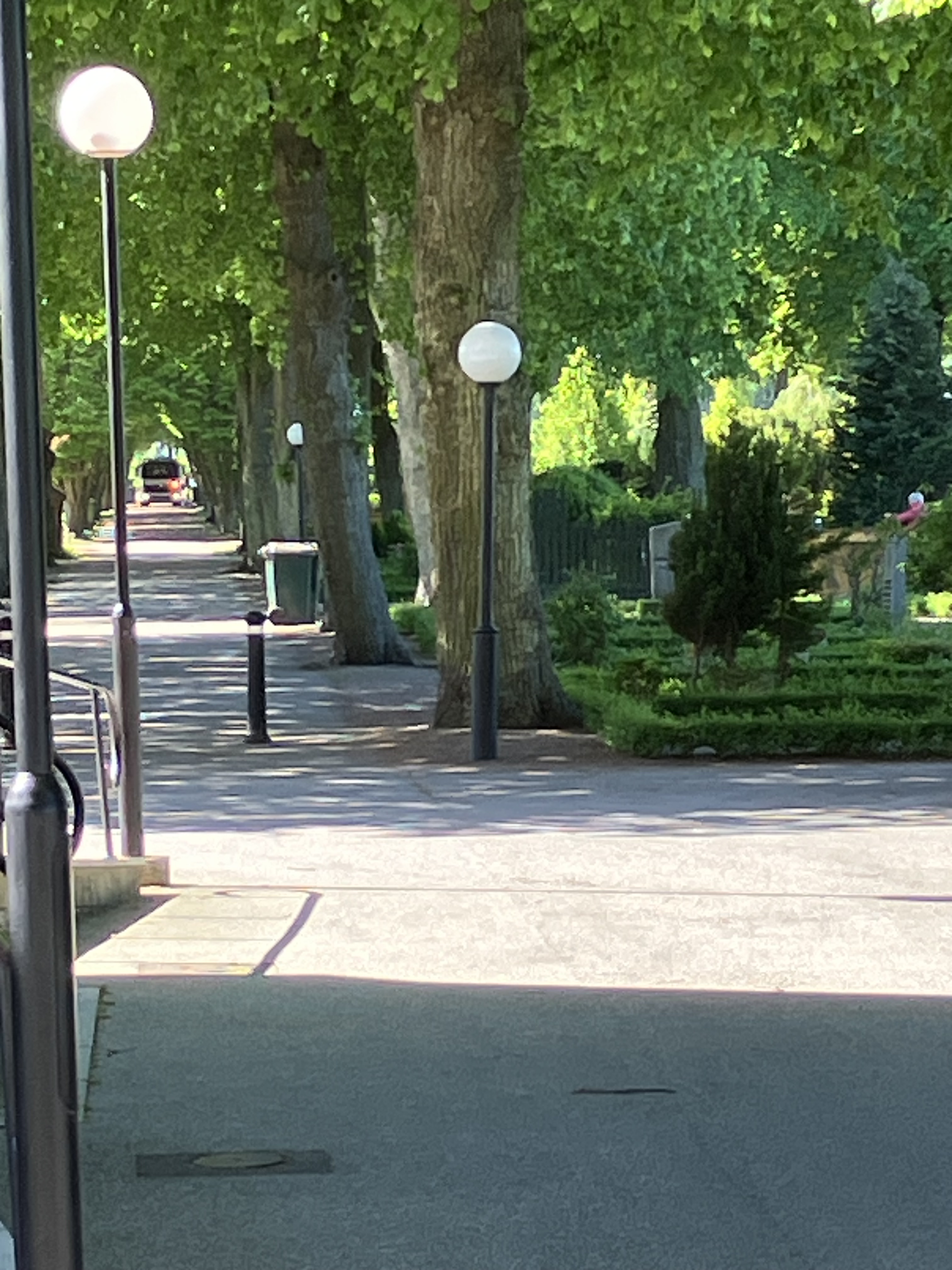 Befintliga stolpar på kyrkogården.