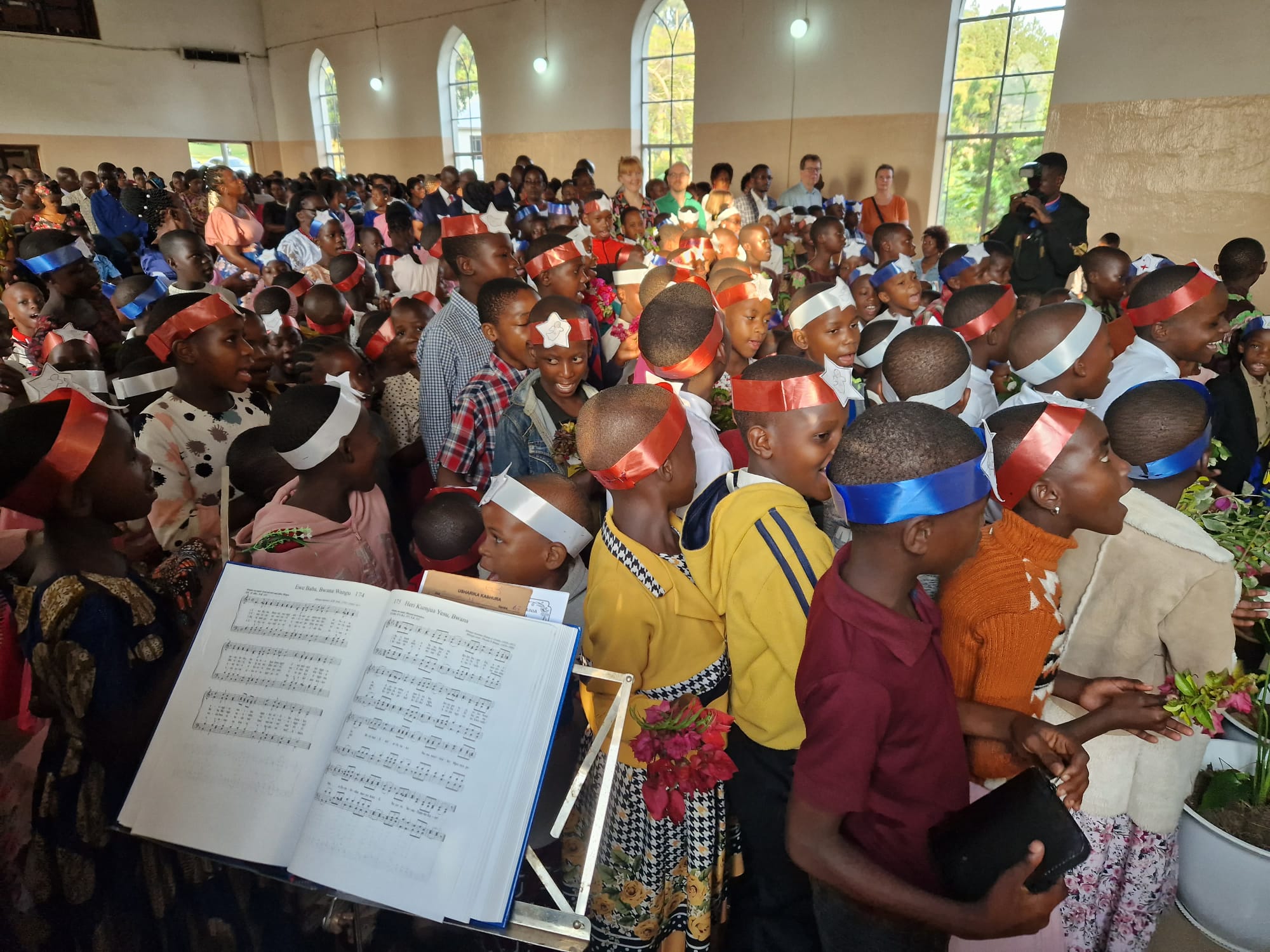 En kyrka i Tanzania som är fylld med barn i olika åldrar