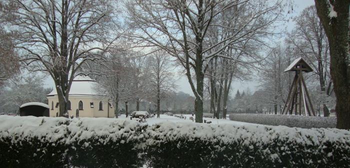 Norra kyrkogården i Askersund med Gravkapellet och klockstapeln