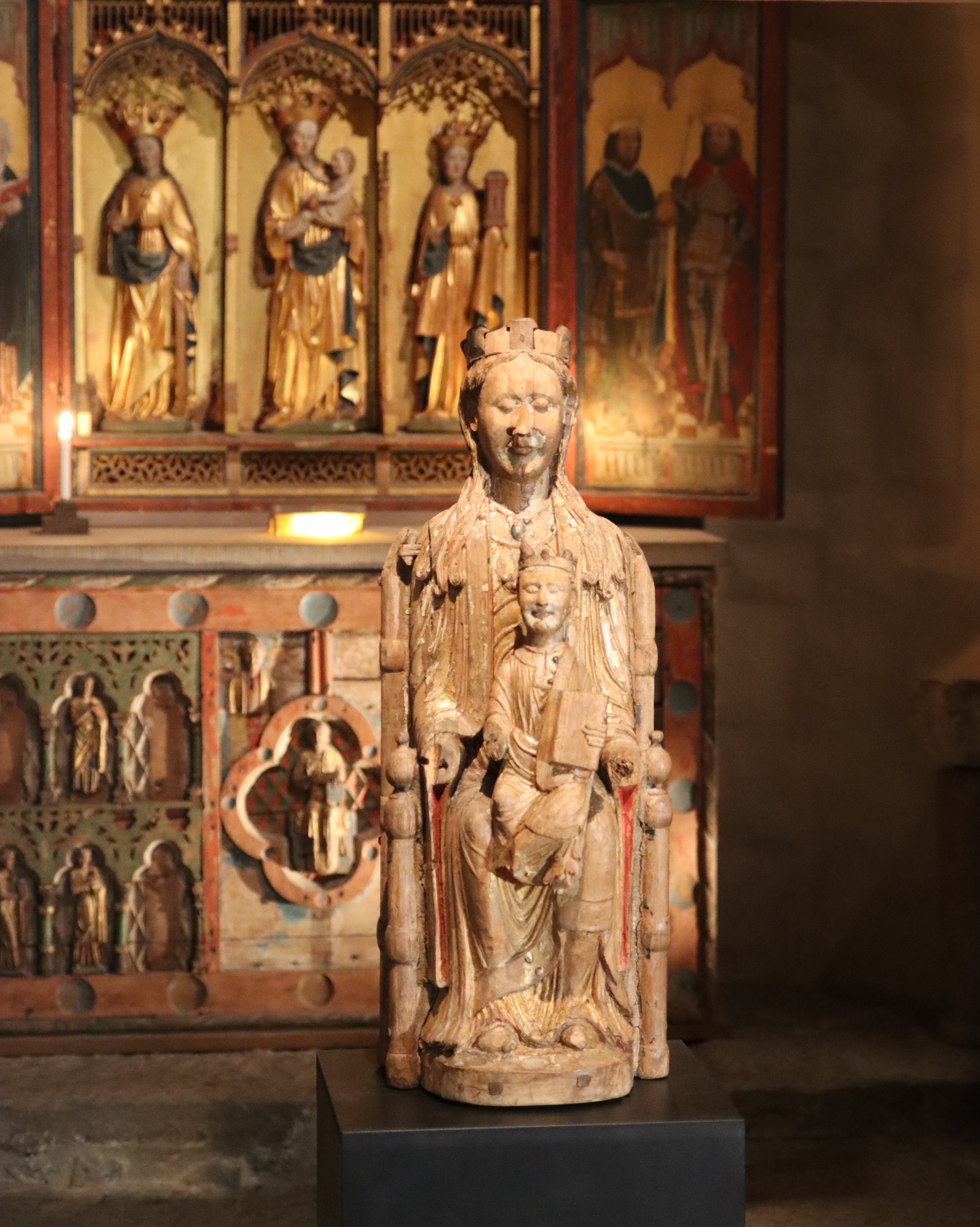 En snidad träfigur av jungfru maria med Jesusbarnet i famnen