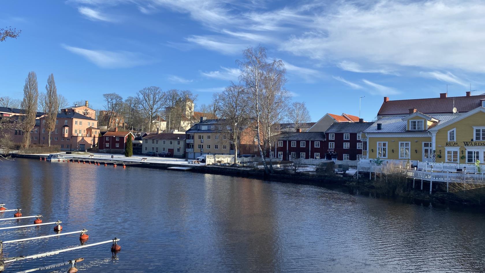 Askersunds hamn en solig vinterdag.