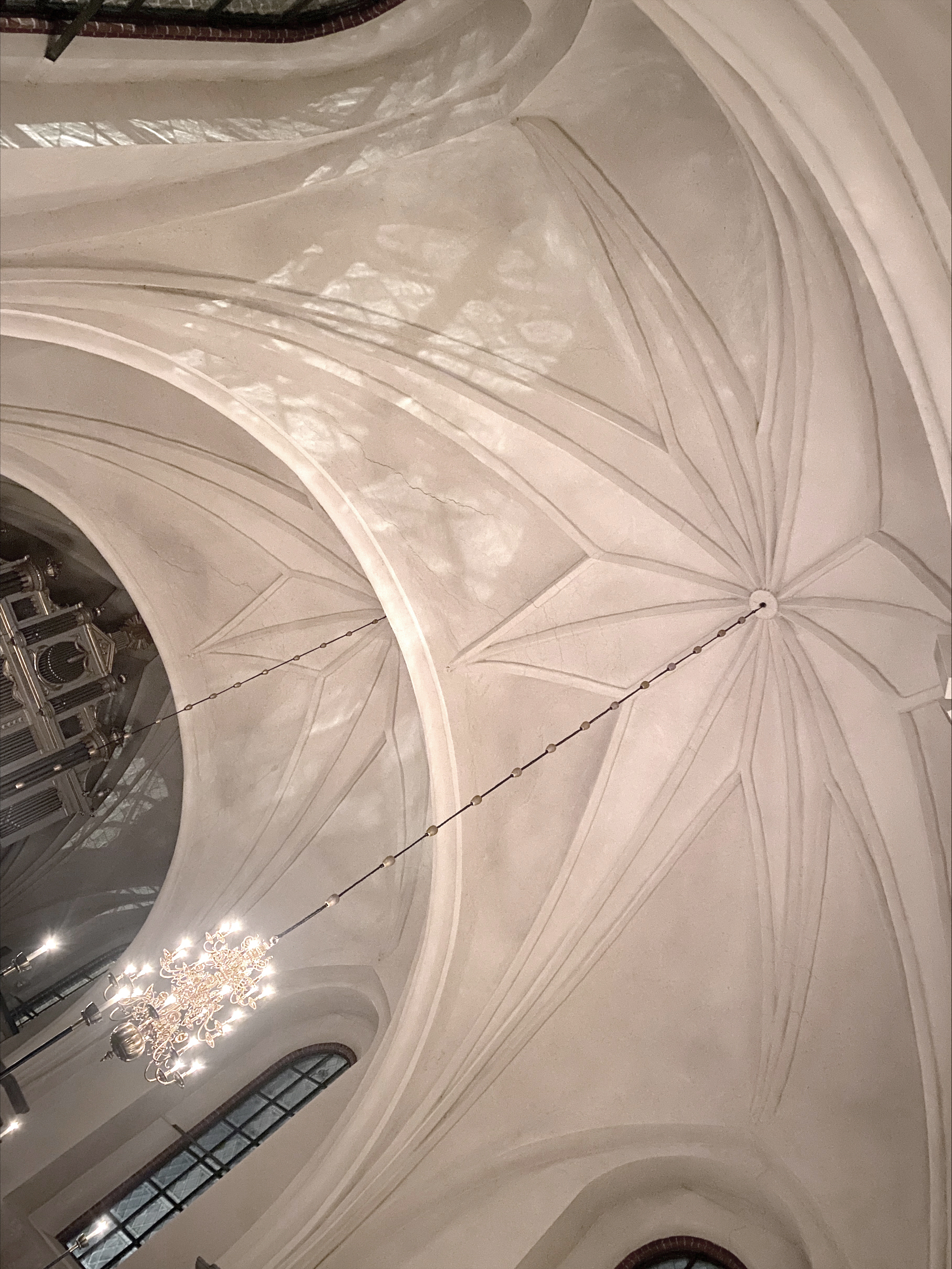 Höga vita valv i Landskyrkans tak.
