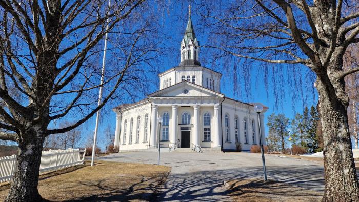 Själevads kyrka sett från björkallén