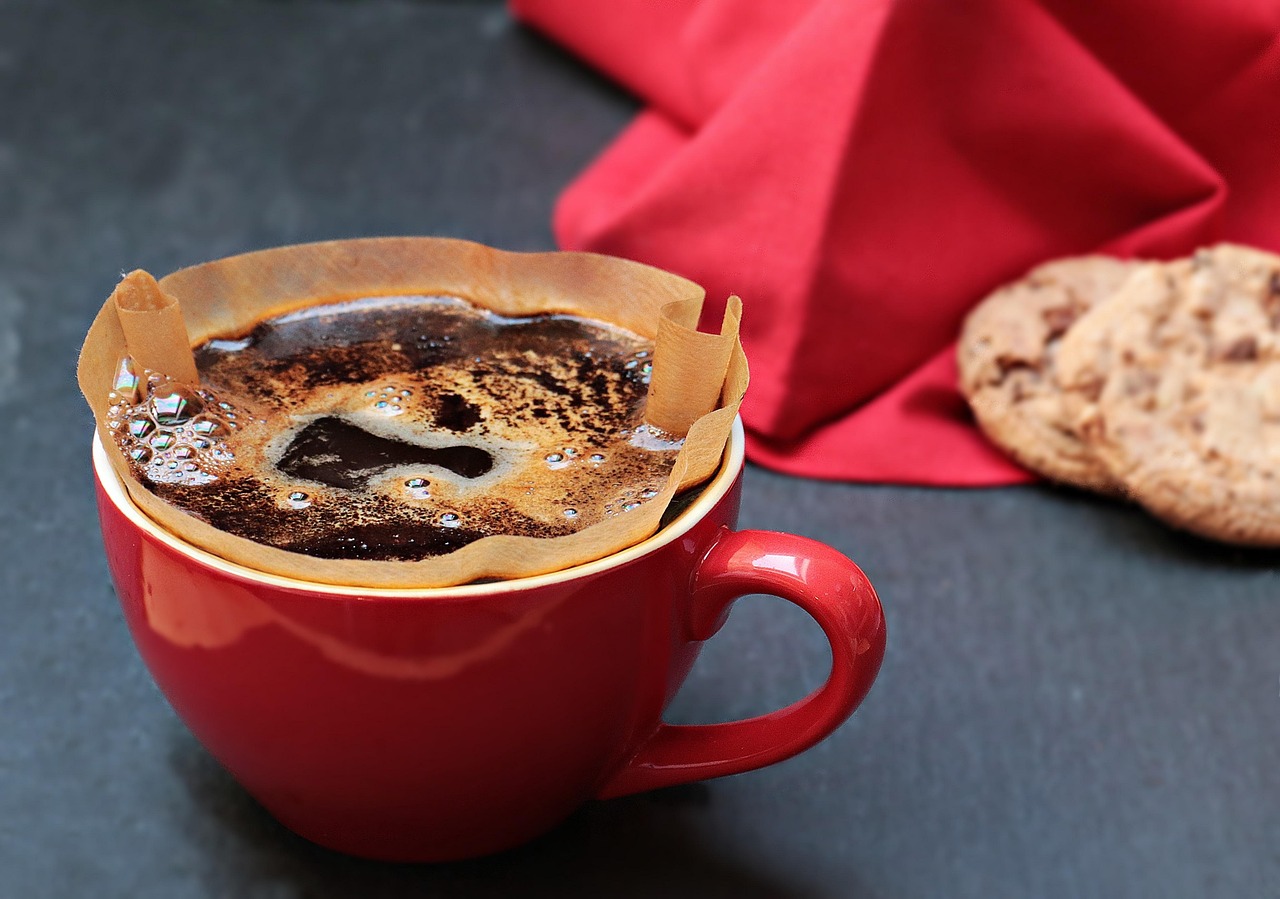 kopp kaffe med kaffe i kaffefilter