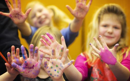 Barn som målar med fingerfärg