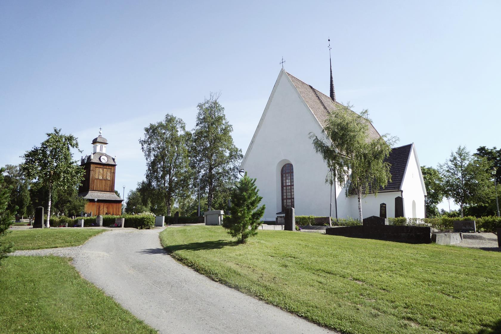 Sommarbild på Grundsunda kyrkobyggnad 