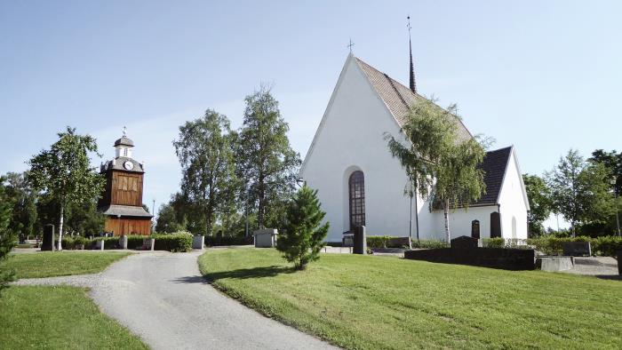 Sommarbild på Grundsunda kyrkobyggnad 