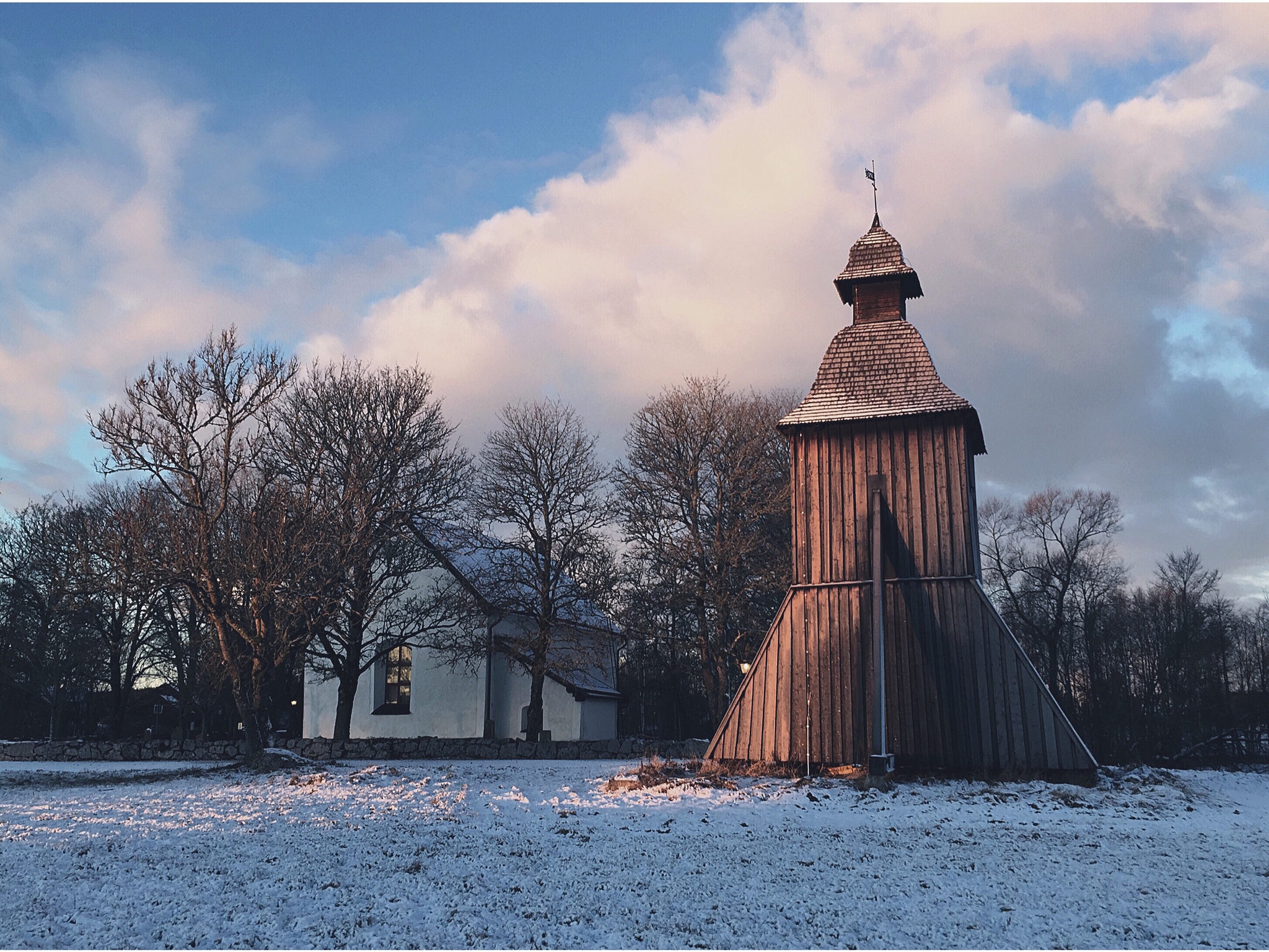Ålands kyrka och klockstapel en kylig januarimorgon