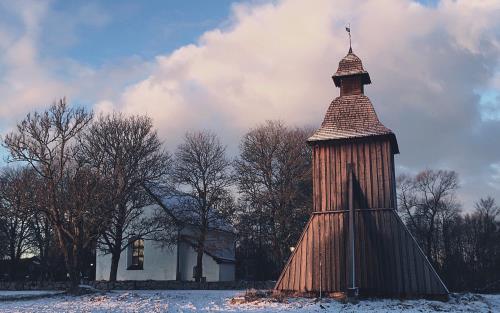 Ålands kyrka och klockstapel en kylig januarimorgon