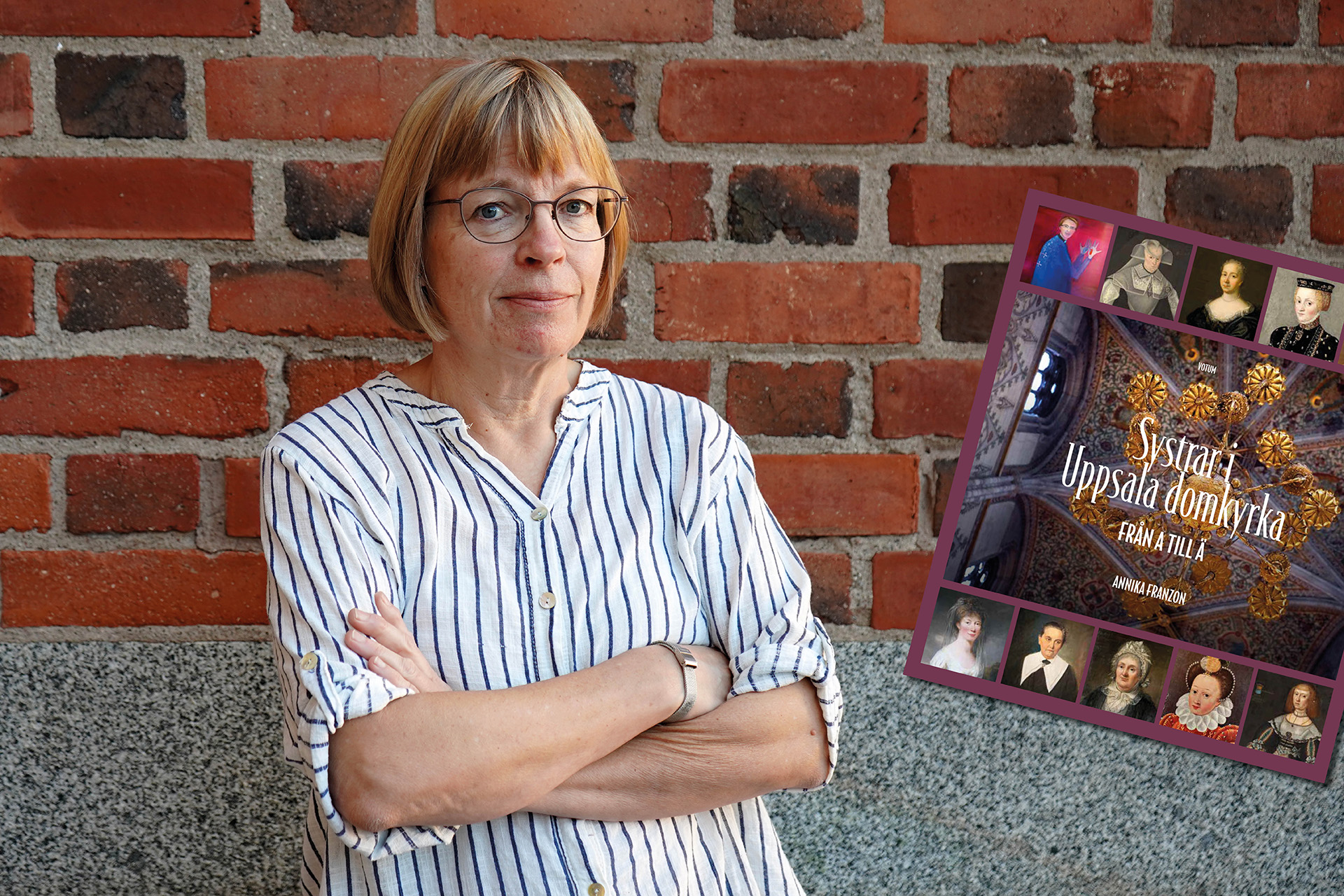 Annika Franzon står med armarna i kors med domkyrkans yttervägg i bakgrunden och en faksimil av boken som nämns i texten till höger. Hon har blond page, ljus skjorta och glasögon.
