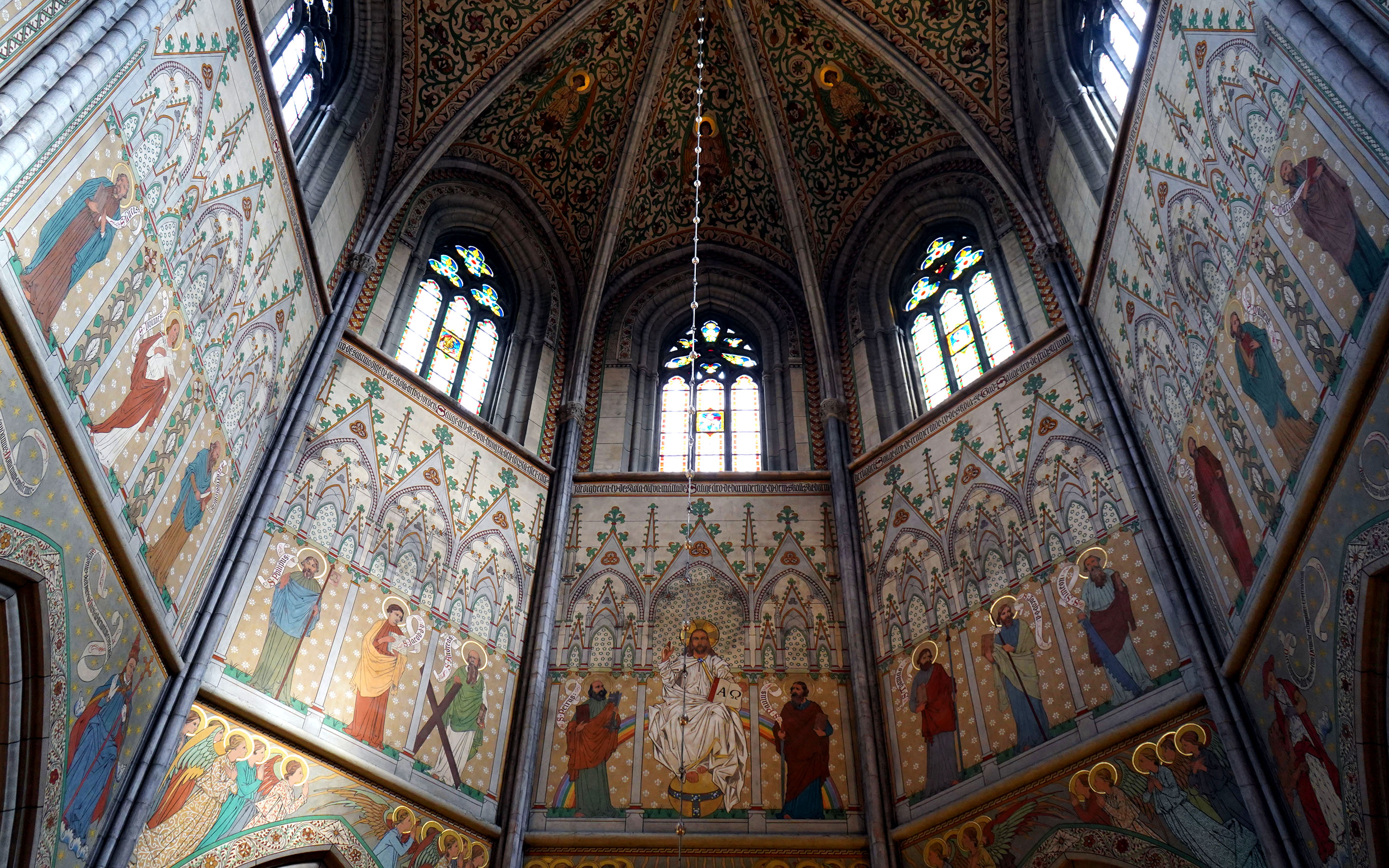 Vy över väggmålningarna i Uppsala domkyrkas högkor, med Jesus och apostlarna i centrum.