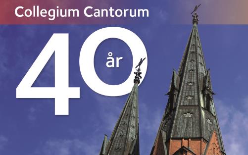 Domkyrkotornen syns mot blå himmel och texten "Collegium Cantorum 40 år".