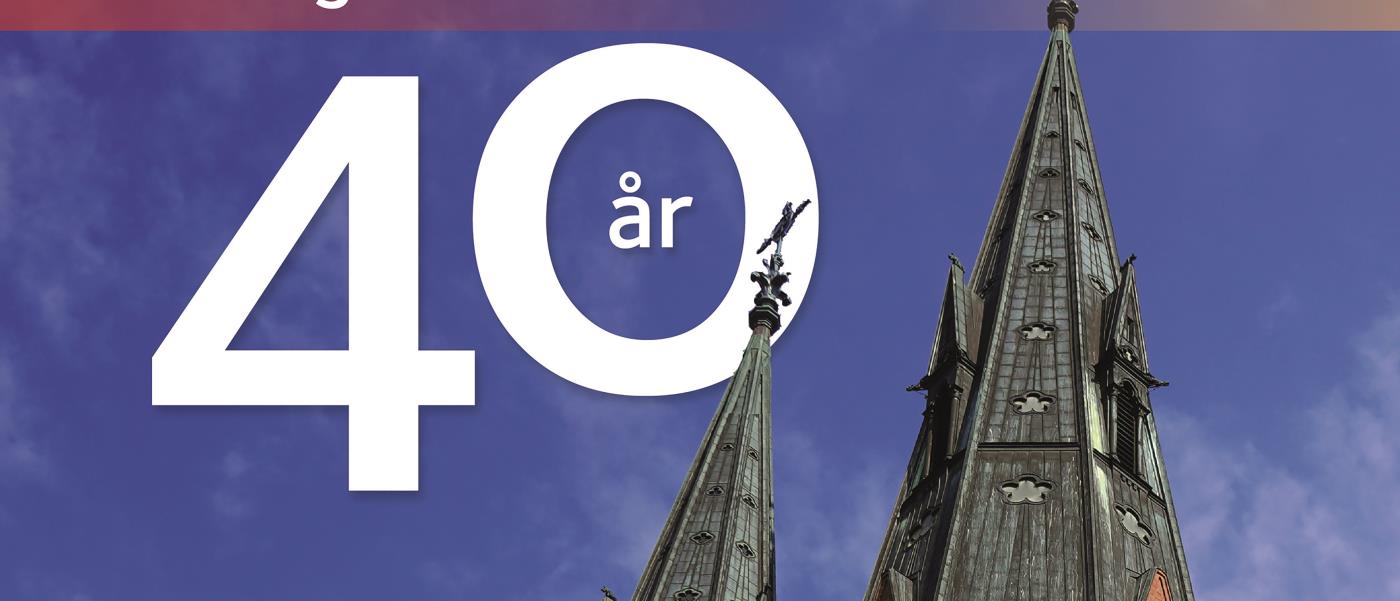 Domkyrkotornen syns mot blå himmel och texten "Collegium Cantorum 40 år".