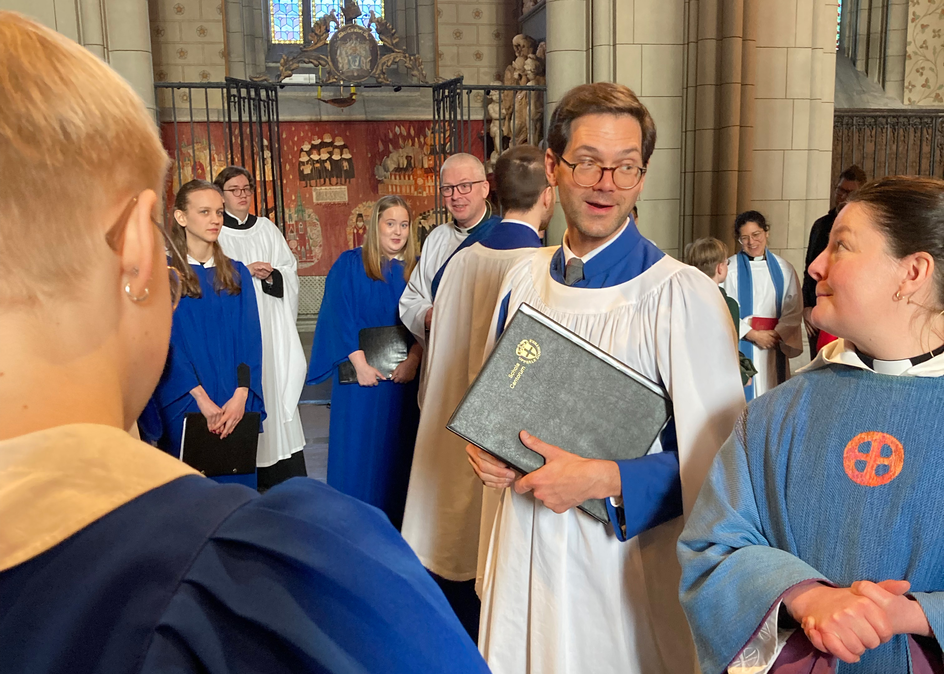 Schola Cantorum i blå och vita kåpor gör sig redo att sjunga i Uppsala domkyrkas högmässa.
