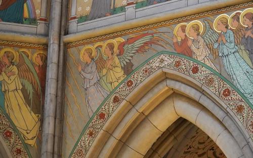 Detalj från domkyrkans valvmålningar: Barnliknande änglar med gloria i procession.