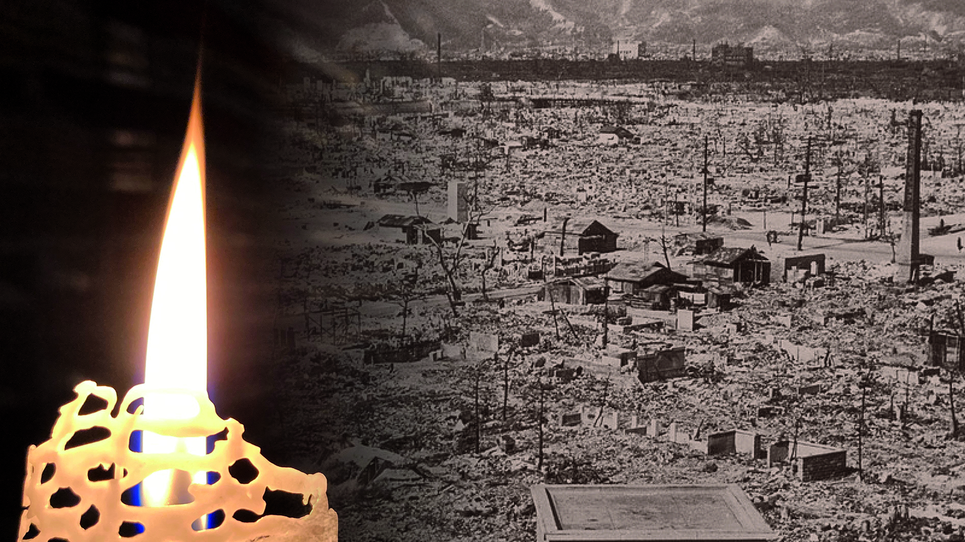 Ett tänt ljus brinner i förgrunden mot en fond som består av ett foto av det förödda Hiroshima efter atombombssläppet 6 augusti 1945.