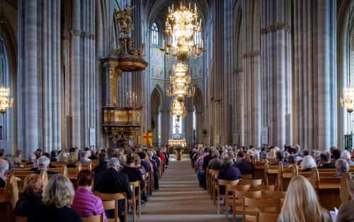 Vy över domkyrkans kyrkorum och högkoret vid kyrkomötets inledningsgudstjänst.