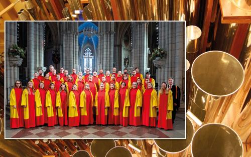 Kören Collegium Cantorum står uppställd i domkyrkans korsmitt iförda sina klart röda och gula kåpor.