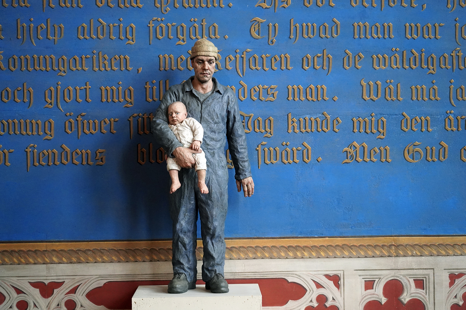 Skulpturen "Man with child" i Vasakoret.
