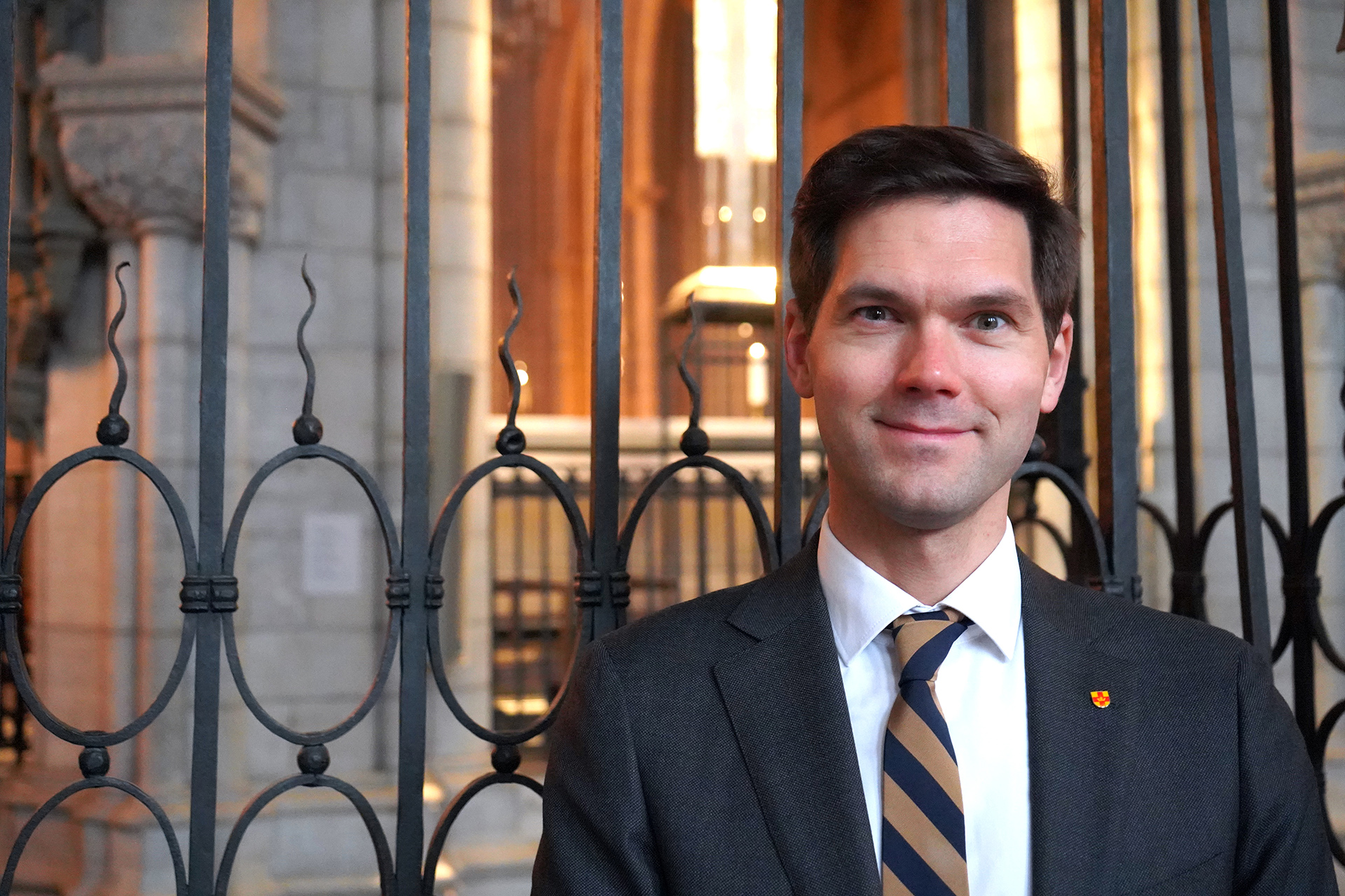 Robert Bennesh, organist, porträtterad i Vasakoret i Uppsala domkyrka med utrsikt mot högaltaret.