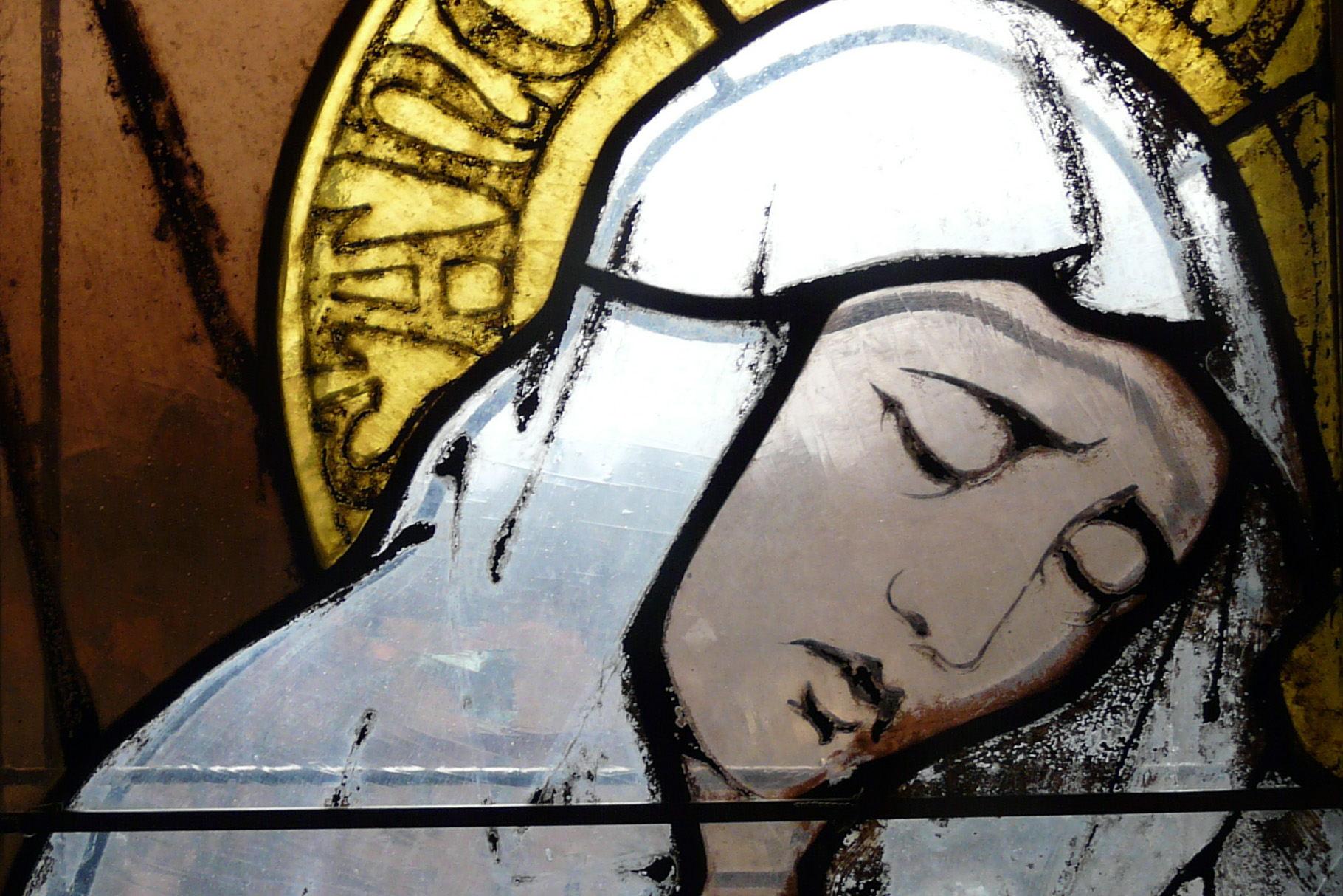 Maria sörjer vid korset, en detalj från Uppsala domkyrkas södra glasfönster.