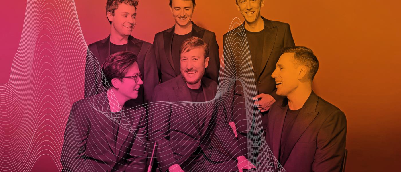 De sex sångarna i gruppen The King´s Singers ler glatt emot fotografen.