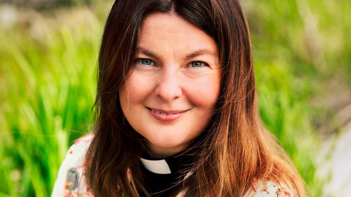 Matilda Helg, ny domprost i Uppsala stift och kyrkoherde i Uppsala pastorat, tittar in i kameran.