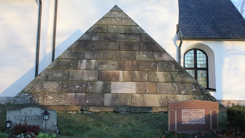 Bilden visar en gravsten i form av en pyramid