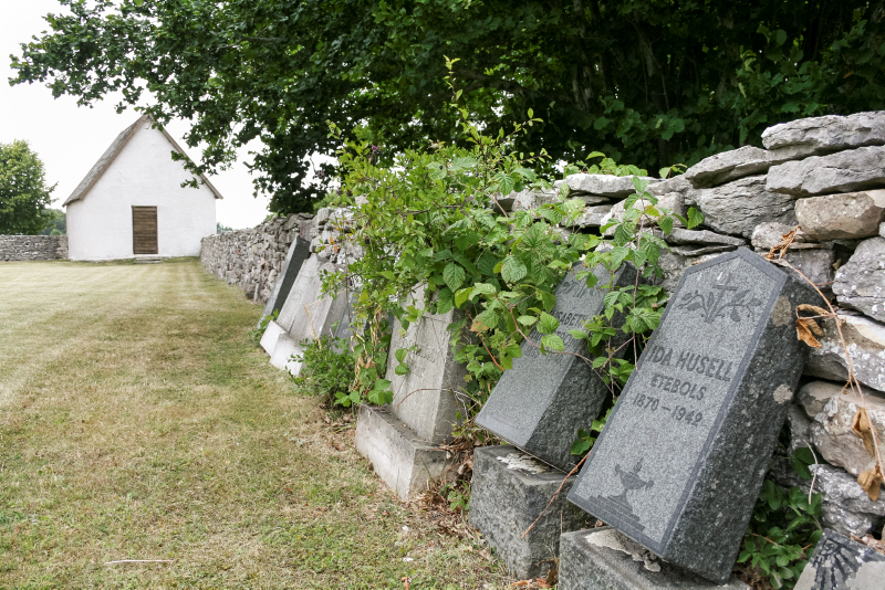 Bilden visar bortplockade gravstenar