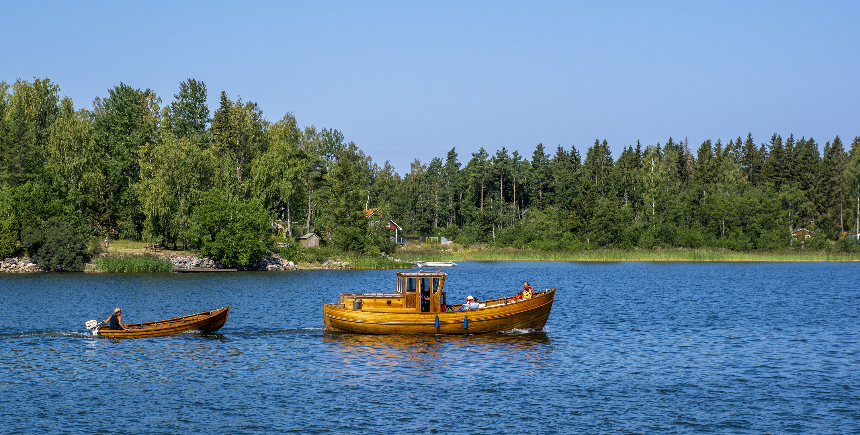 Två motorbåtar på havet