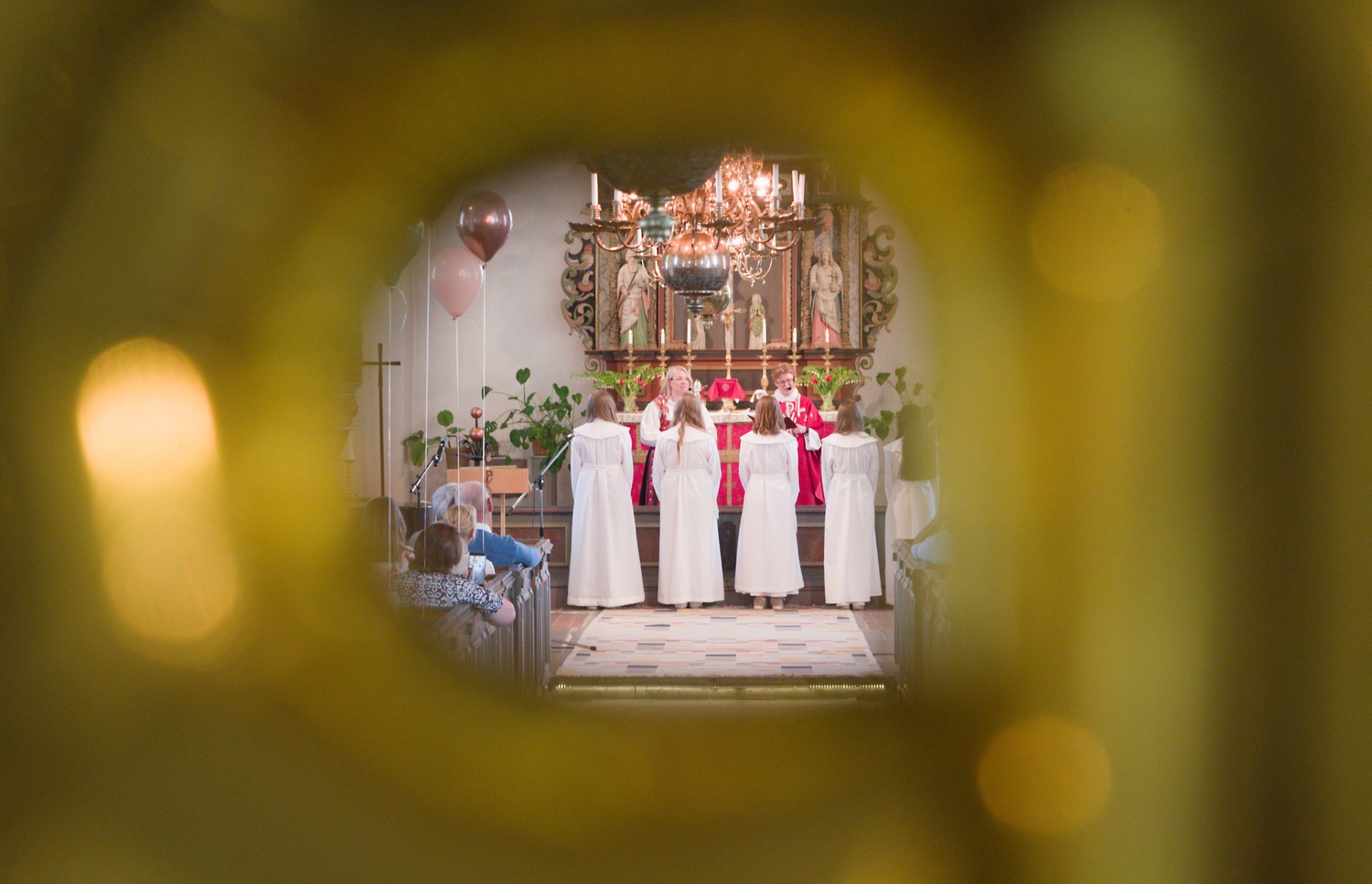 Bild på konfirmander som knäfaller vid altarringen i Torsåkers kyrka.