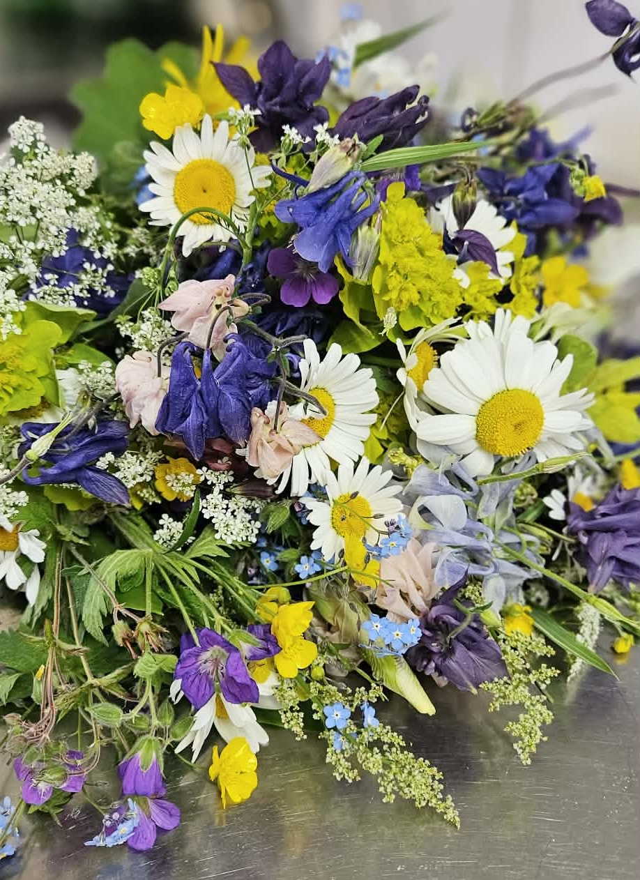 En bukett med sommarblommor