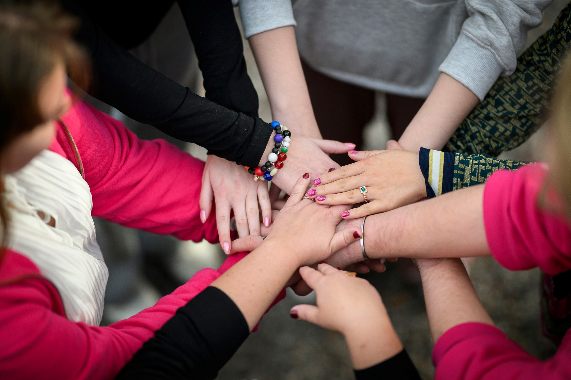Gemenskap symboliserad av flera händer. 