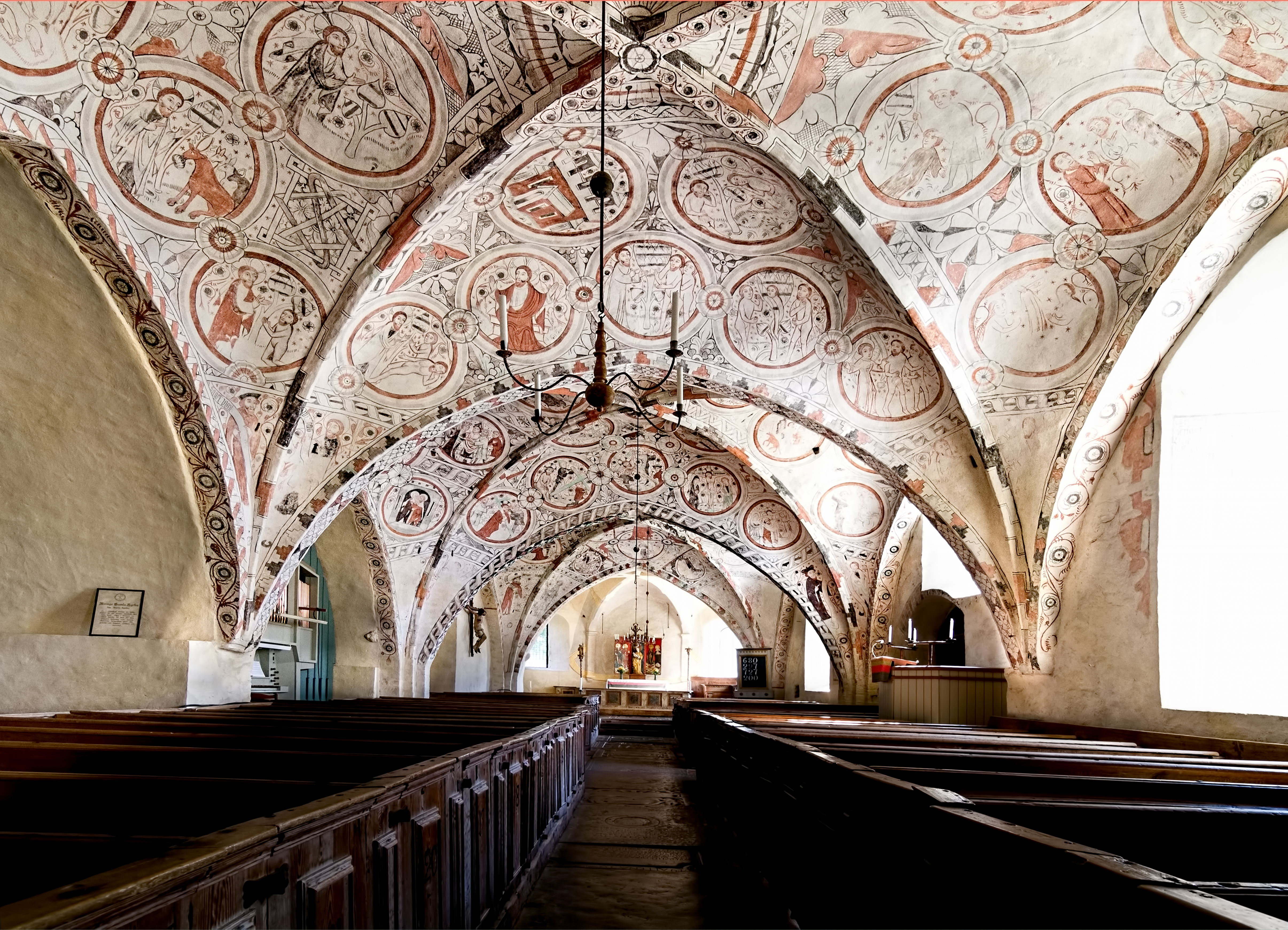 Kalkmålningarna i Risinge gamla kyrka, av Risingemästaren, vittnar om 1400-talets vardagsliv med mat, möbler och husgeråd i detaljer.