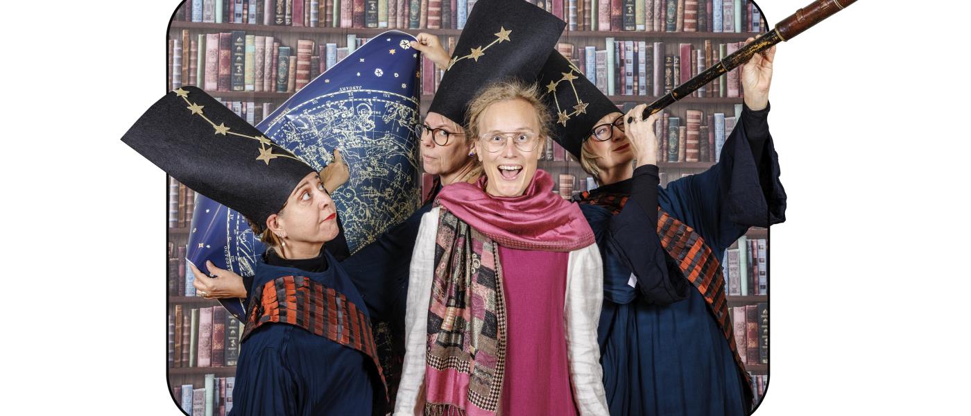 Tre stjärntydare som spanare i kikare och Ester som ler, ser förvirrad ut och tittar in i kameran.