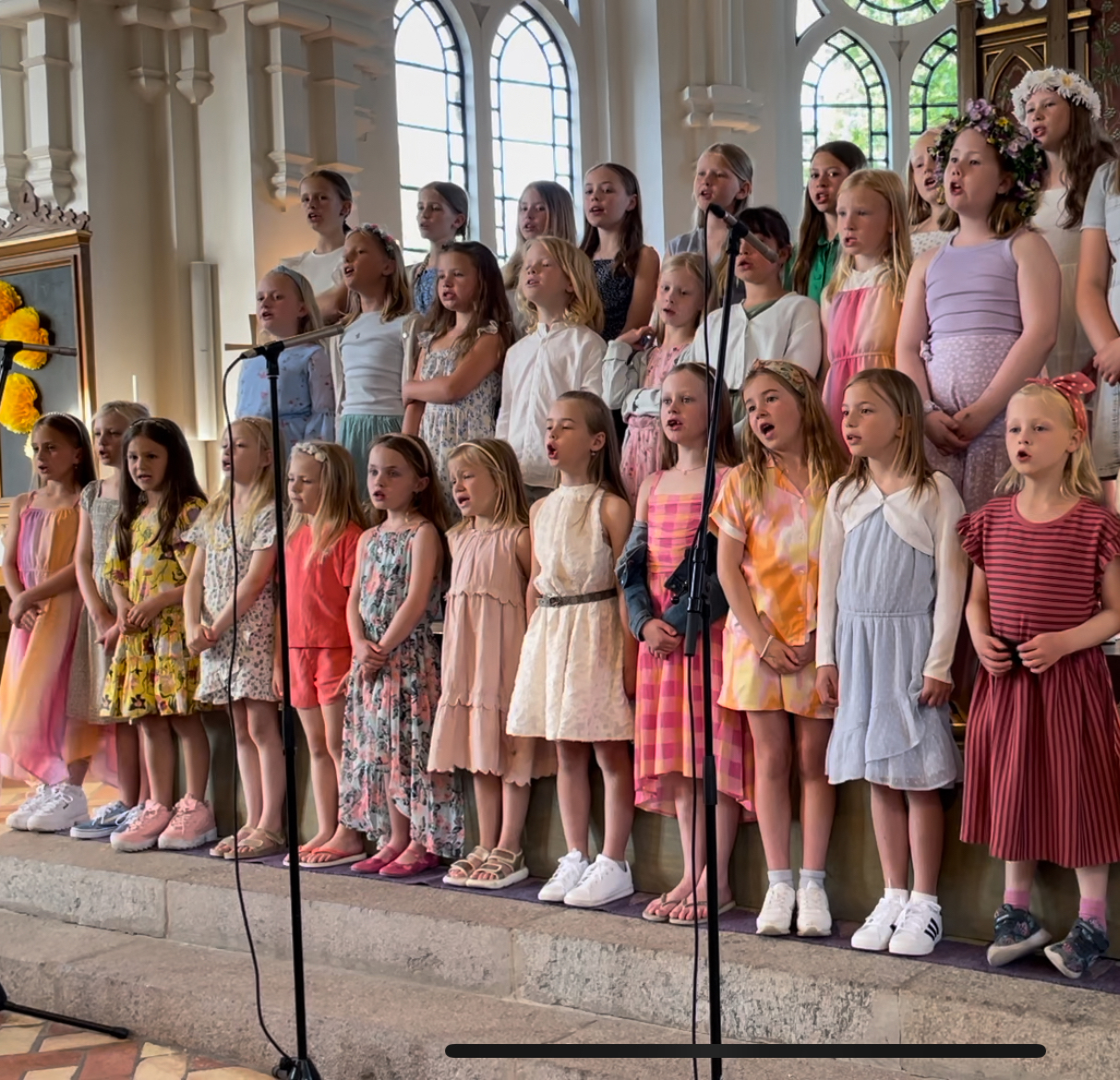 Glada barn i barnkör sjunger vid en konsert i Håslövs kyrka i Höllvikens församling 