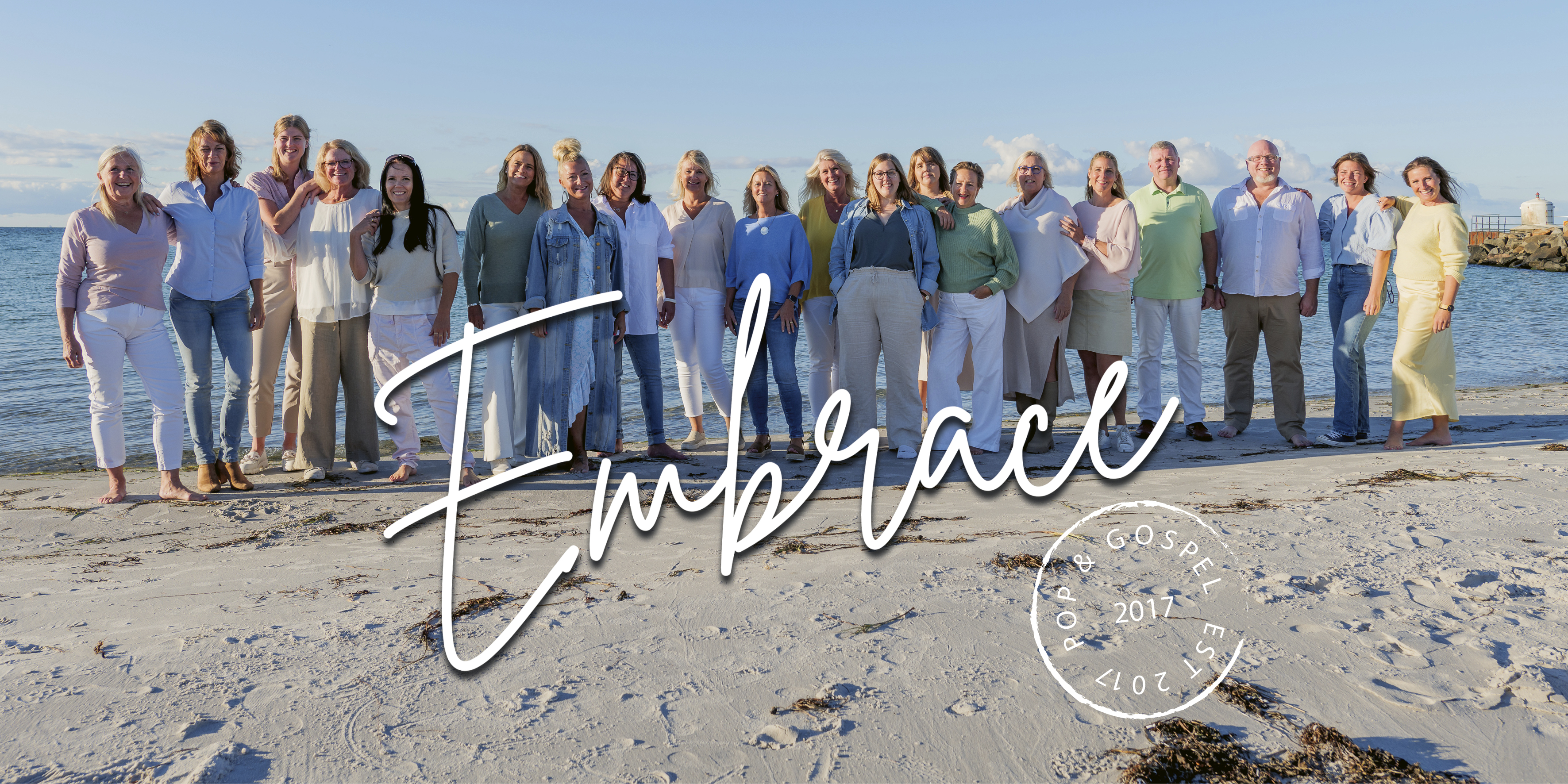 Kören Embrace på Skanörs strand. 