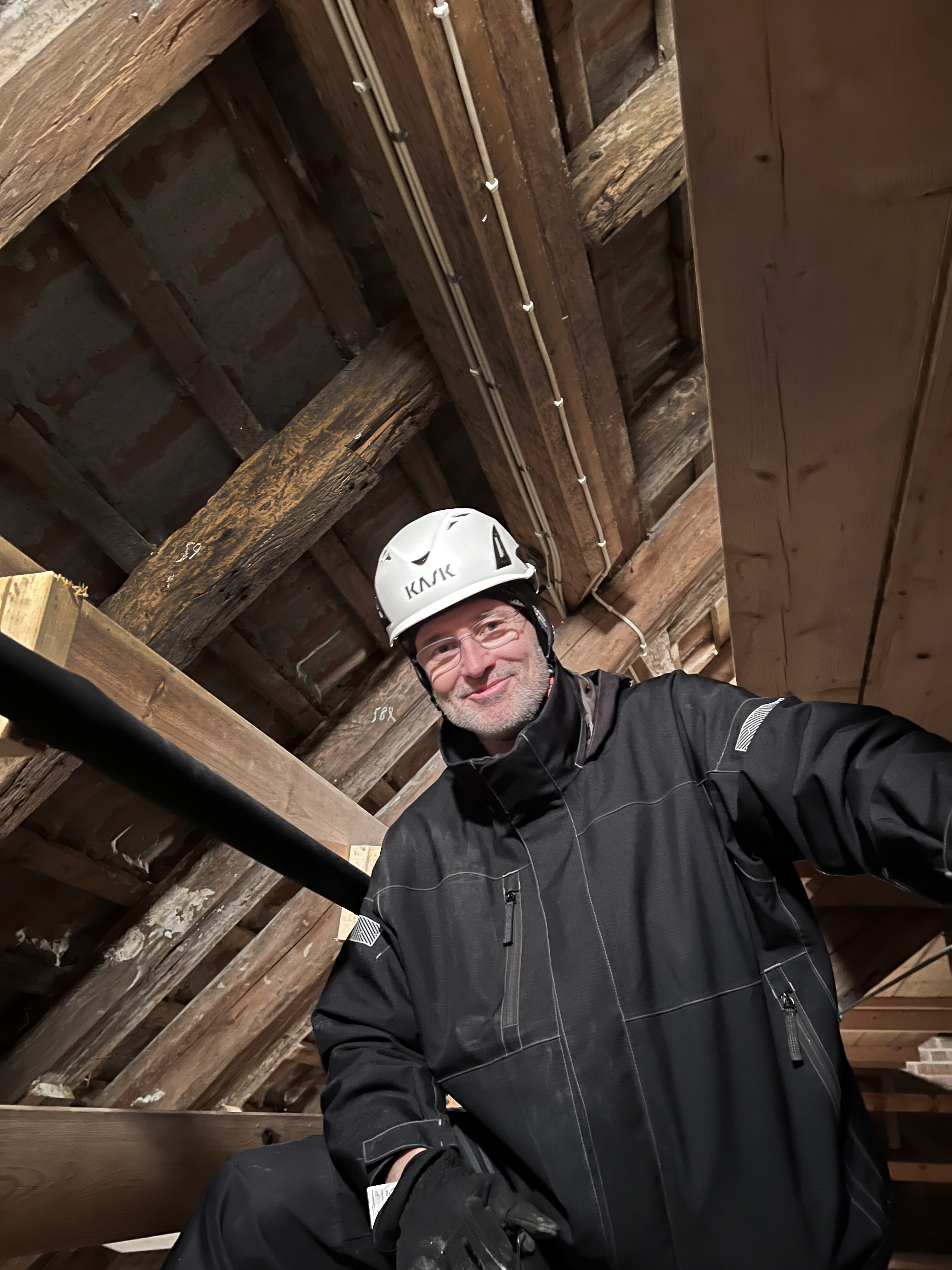 Porträtt av Andreas Ericsson uppe på Falsterbo kyrkas vind 