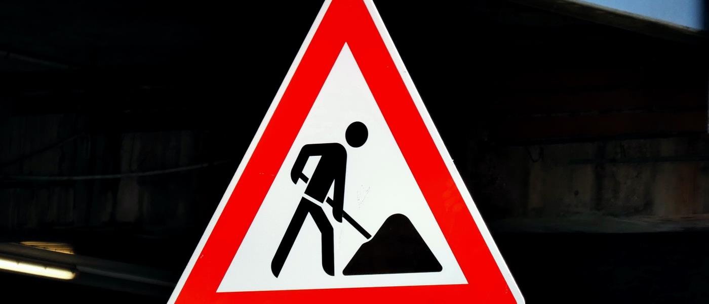 Vägskylt med arbete pågår