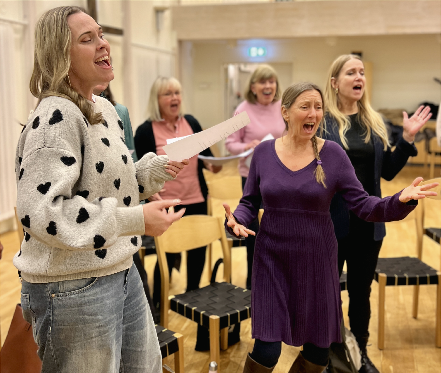 Louice Öhlin, Annie Marvéus, Marianne Odéen, Jeanette Olsson och Yvonne Eklund (alla korister i Gospel Glory) sjunger.