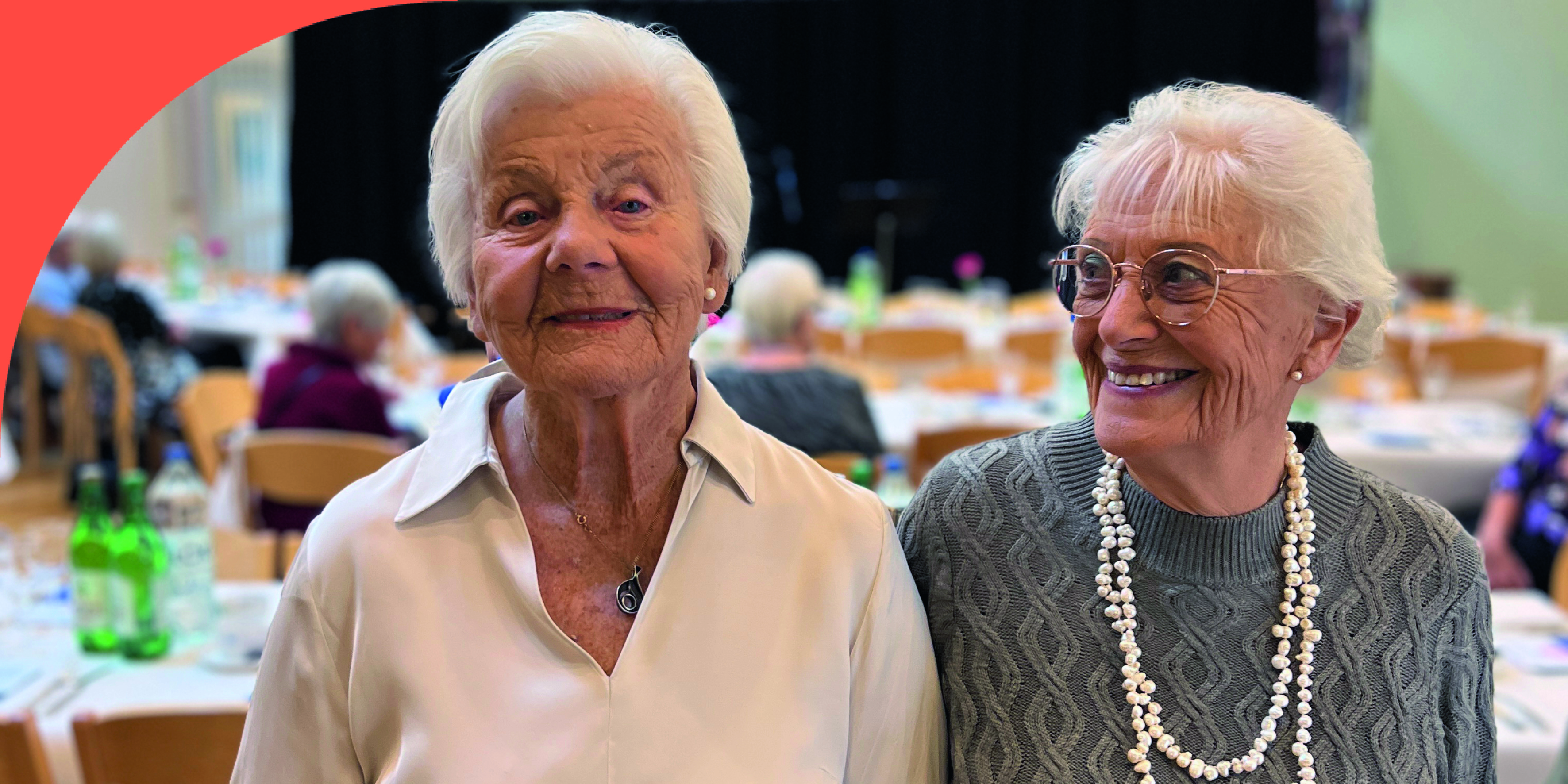 Porträtt av Lilian Olsson och Gull Lindqvist på födelsedagsfest i Kyrkans hus. 