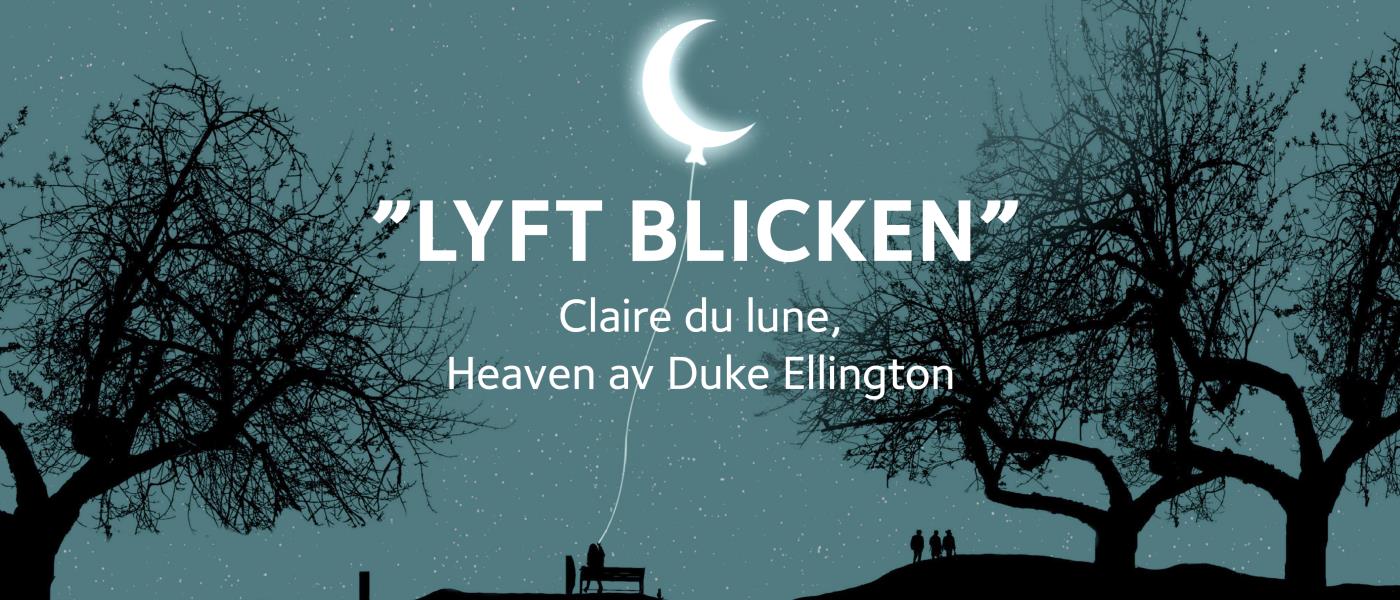 Människor i parken med en måne som ser ut som en lampa.