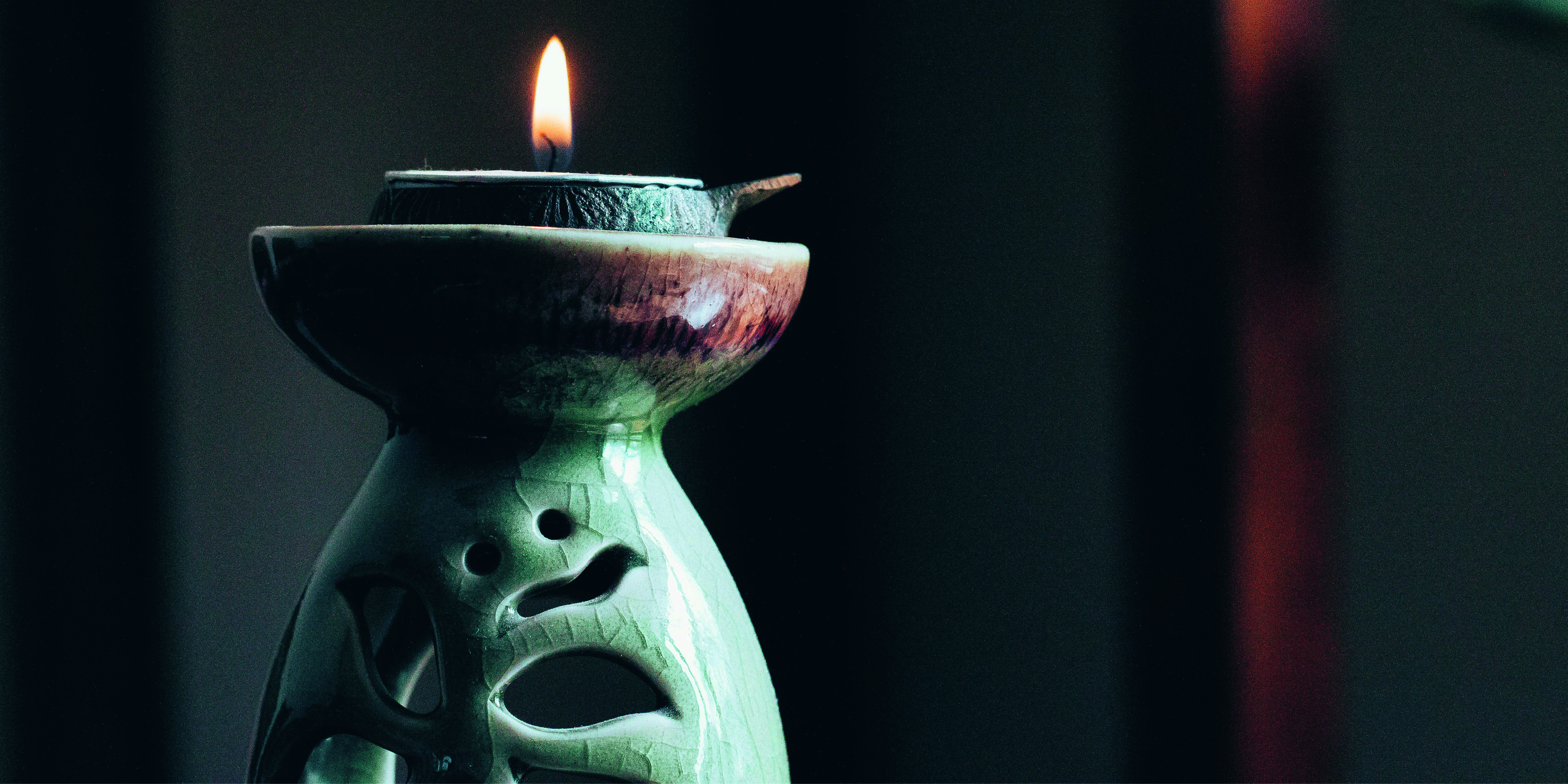 Tänd ljuslykta i meditativ stil. 