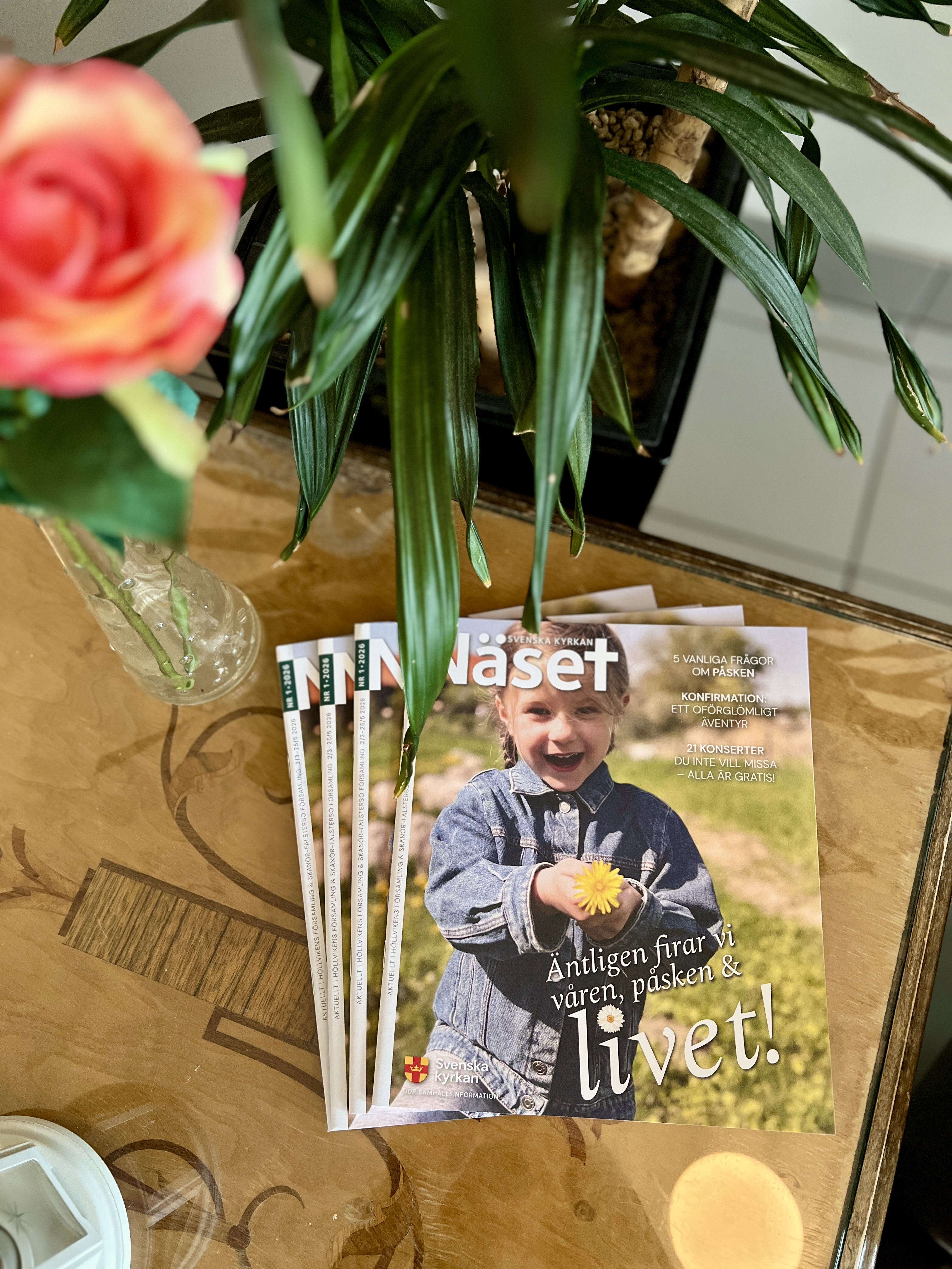 Tidningen Näset ligger på ett fikabord. 