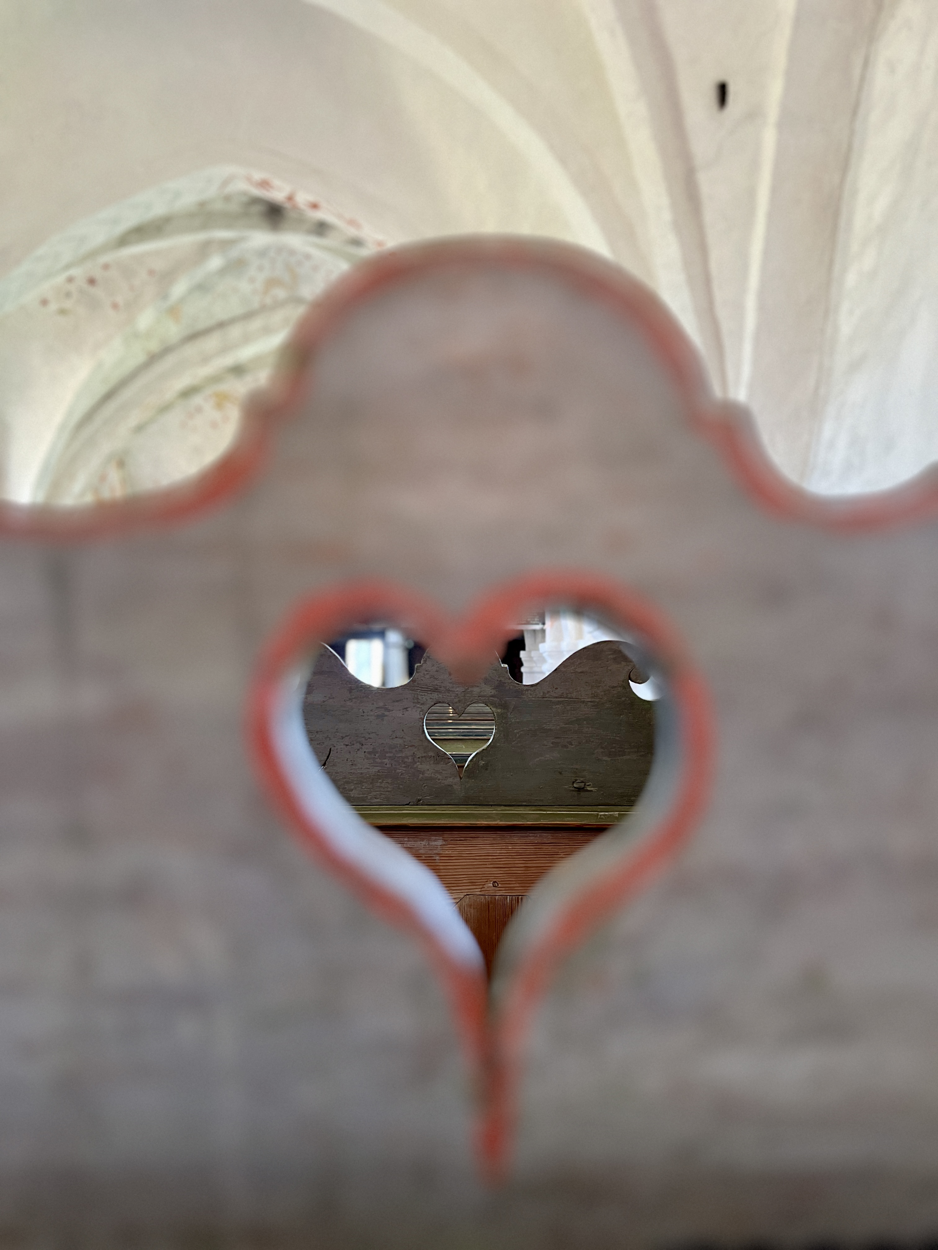 Detalj från bänk i Stora Hammars gamla kyrka. 