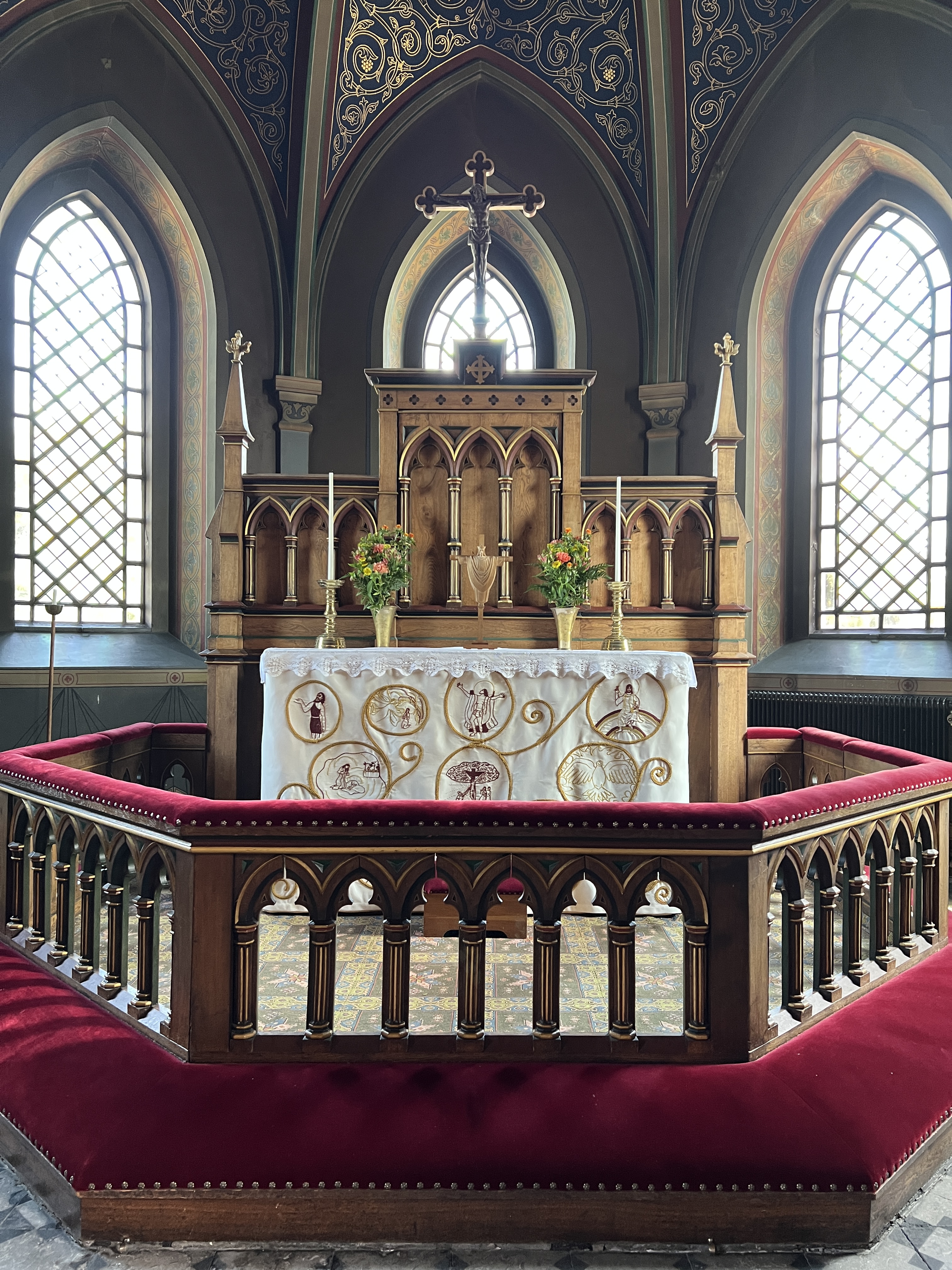 Altaret med nytt antependium i Rängs kyrka i Höllvikens församling/Näsets pastorat.