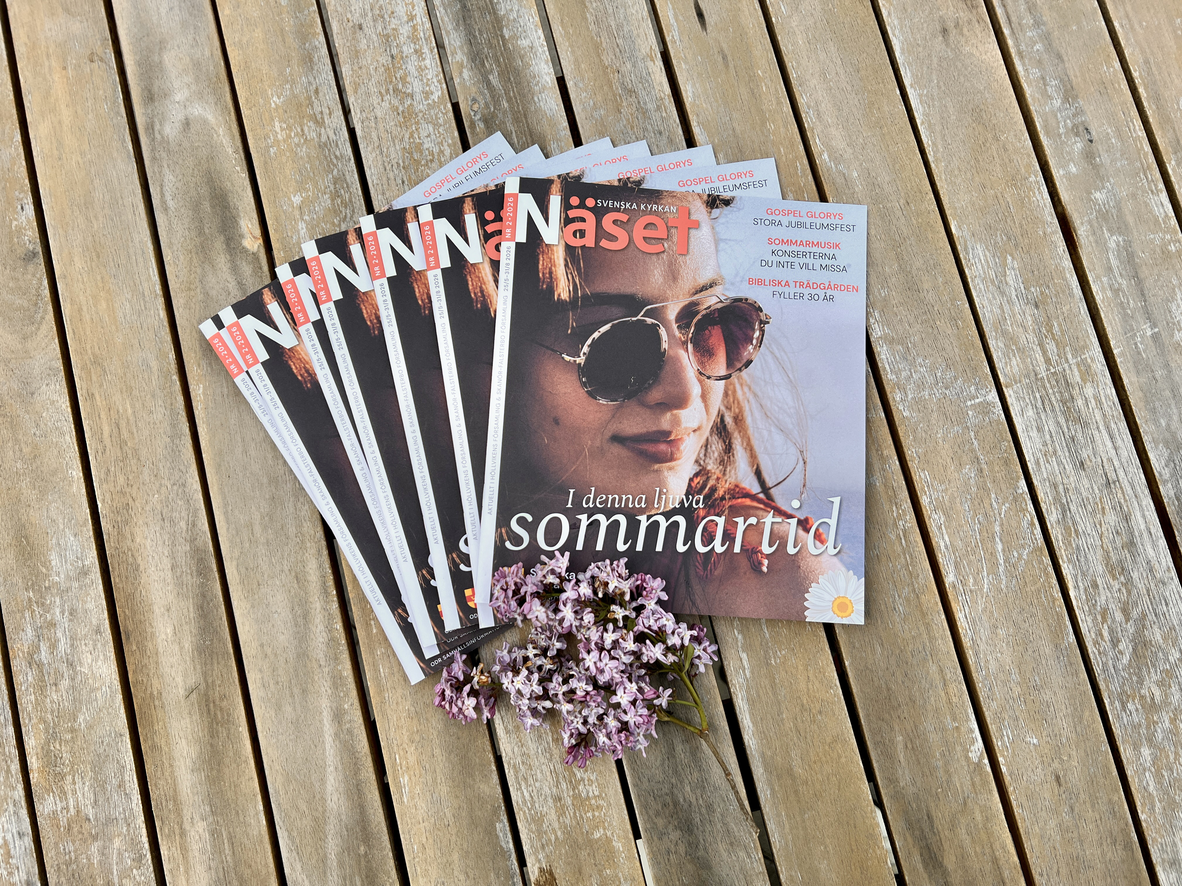 Flera nummer av tidningen Näset nr 3 2026 ligger på ett träbord.