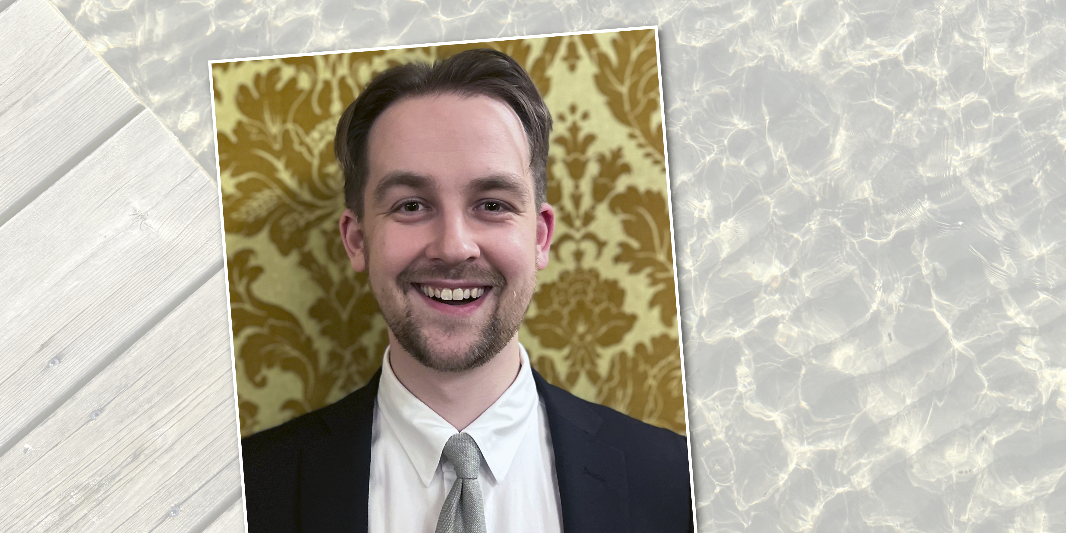 Porträtt av organist Samuel Sassersson med Ljunghusens strand i bakgrunden. 